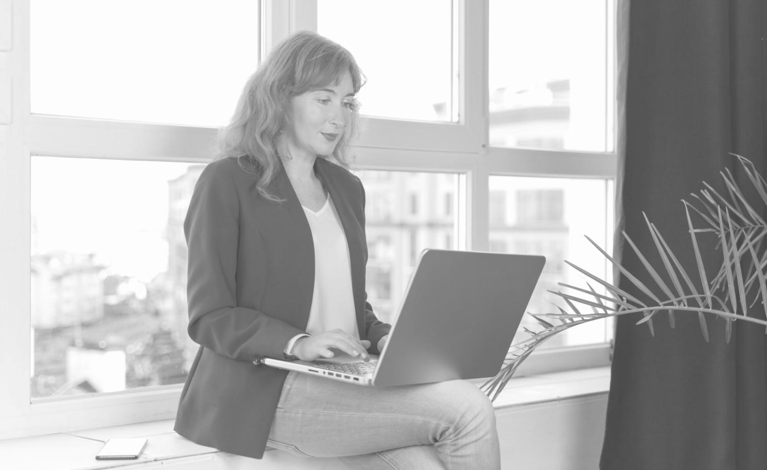 Beratungssituation mit Finanzunterlagen