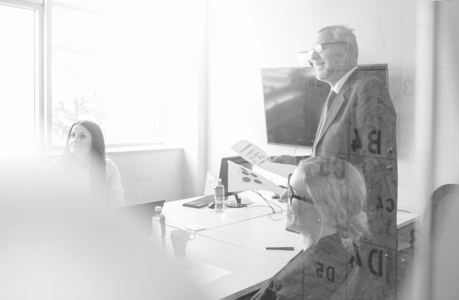 Detaillierte Finanzplanung auf dem Schreibtisch